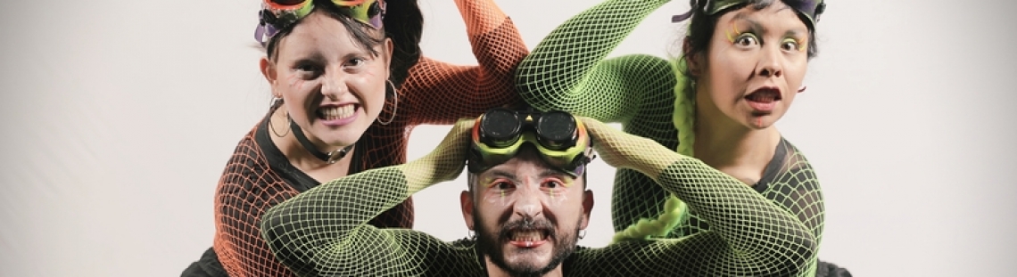 Grupo teatral con trajes de colores