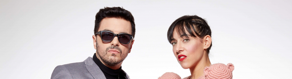 Hombre y mujer posando para la cámara