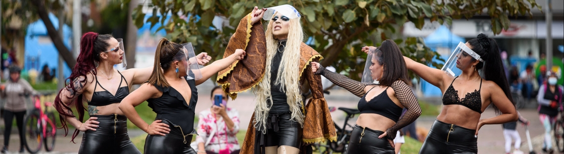 Presentación de Miss Lesley Wolf en el Parque de los Hippies