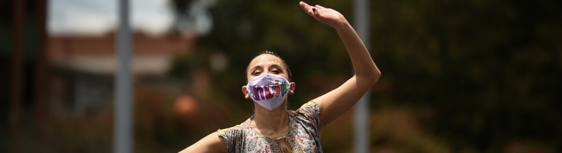 Mujer bailando en parque público
