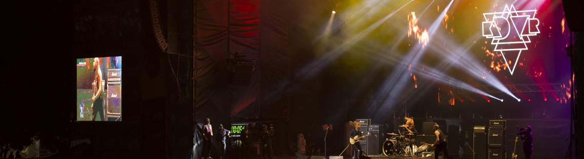 Escenario y público de rock al Parque