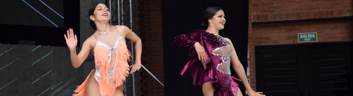 Pareja de salsa bailando en la Media Torta