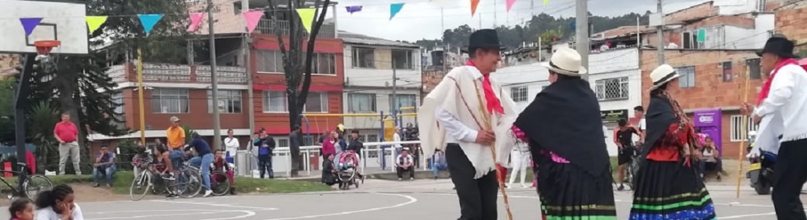 Personas danzando al aire libre