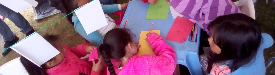 Niños participando en actividades acádemicas