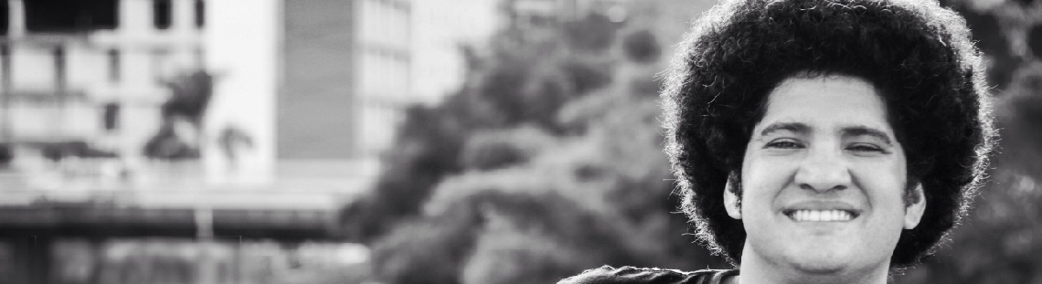 Hombre de pelo afro en fotogrfia en blanco y negro