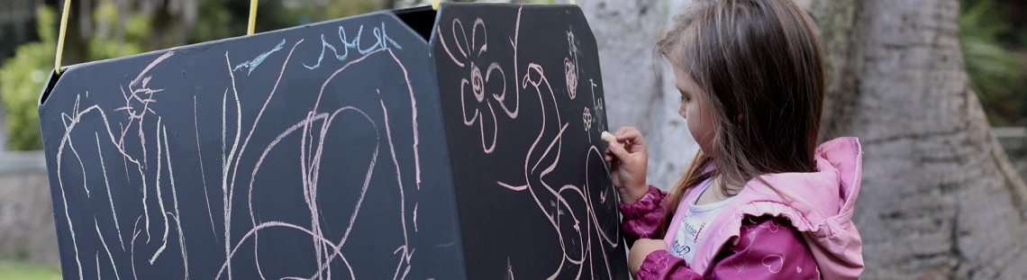 Niña participando de actividad lúdica