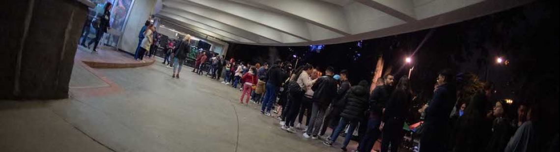 Fila de Planetario nocturno en el Planetario