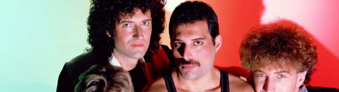Integrantes de Queen en fondo rojo y turquesa. 