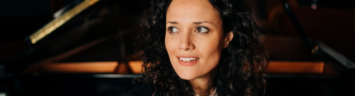 la artista Sheila Blanco sentada frente a un piano