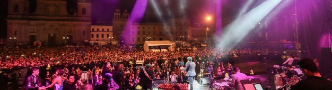 Tarima de Festival Salsa al Parque con personas cantando y bailando