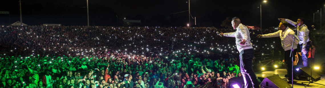Musicos en tarima durante la celebración de un Festival Salsa al Parque