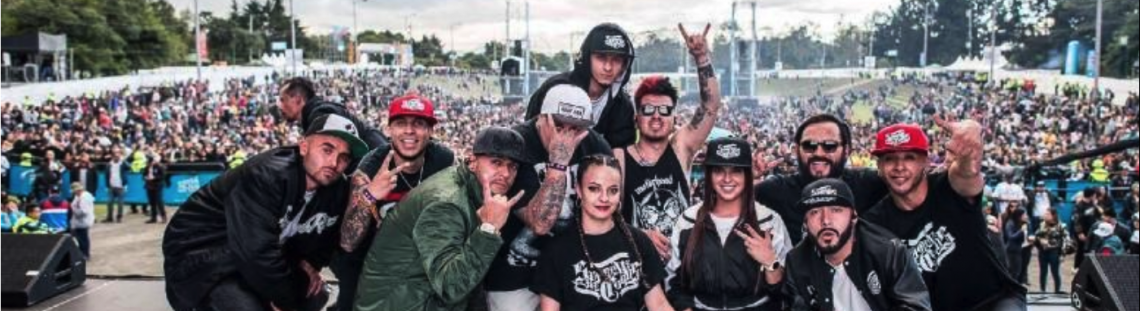 Supreme Records, grupo de miembros del sector hip hop en tarima con público al fondo