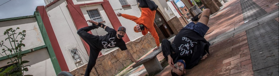 Cuatro jóvenes bailando hip hop frente a una iglesia_Serenata Rap 2020