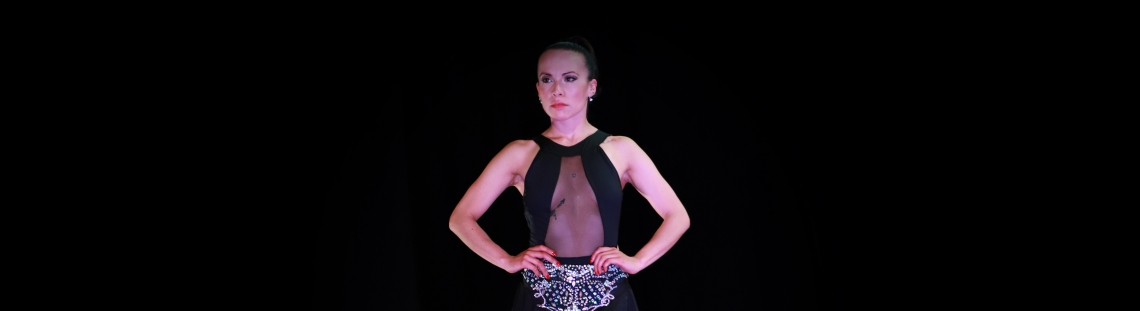 Bailarina de estilo femenino en escenario