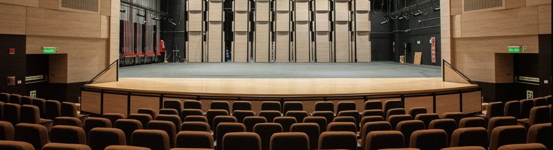 Fotografía de la sala y el escenario del Teatro El Ensueño