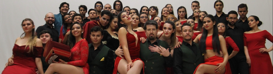 Grupo de bailarines posando para fotografía