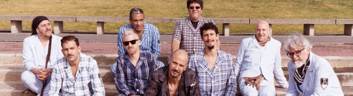 hombres posando para la cámara en espacio exterior