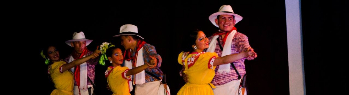 Personas bailando en el escenario