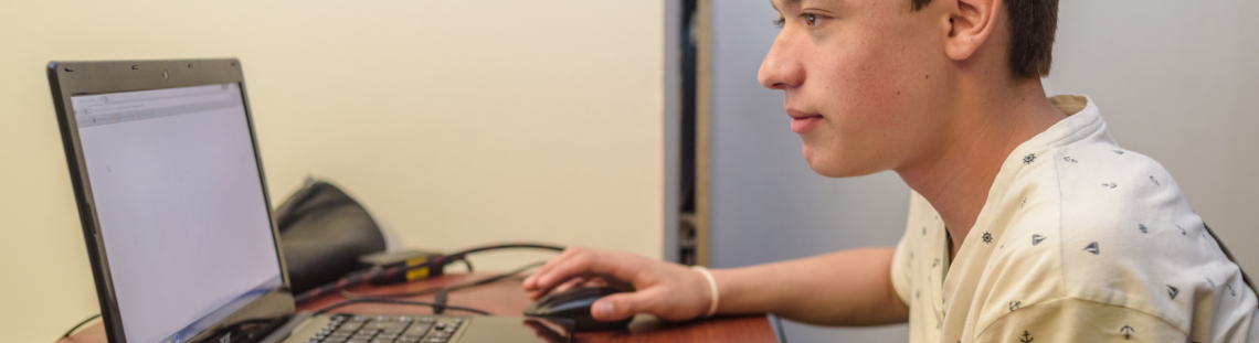 Joven con computador