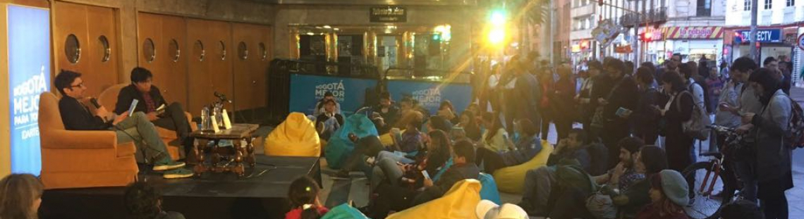 Personas participando en un lanzamiento Libro al Viento en la Bahía del Teatro jorge Eliécer Gaitán