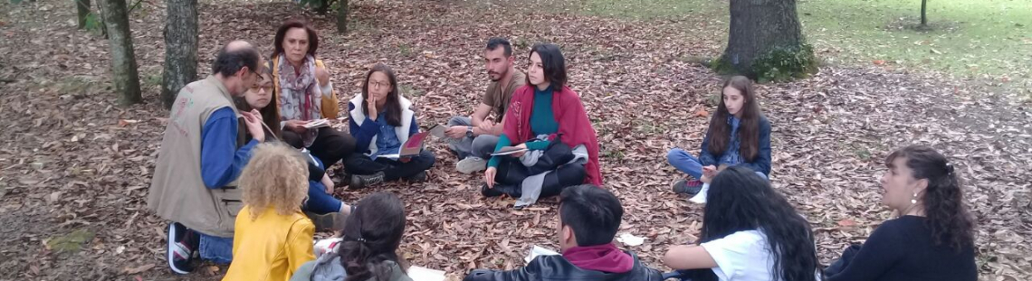 Personas sentadas en círculo en un espacio al aire libre