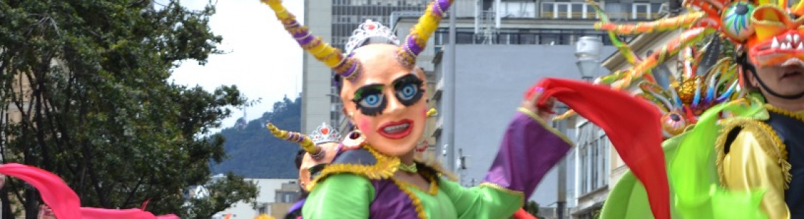 Bailarina de comparsas vestida de verde y morado 