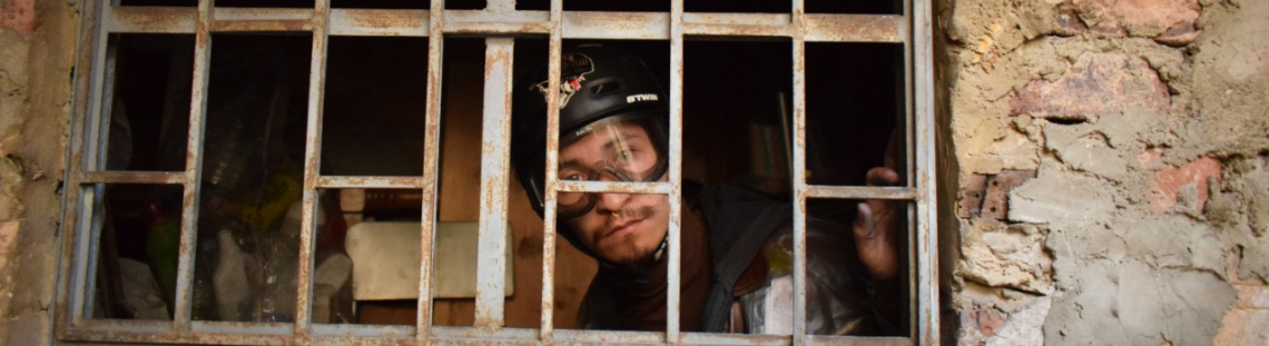 Hombre detrás de una ventana