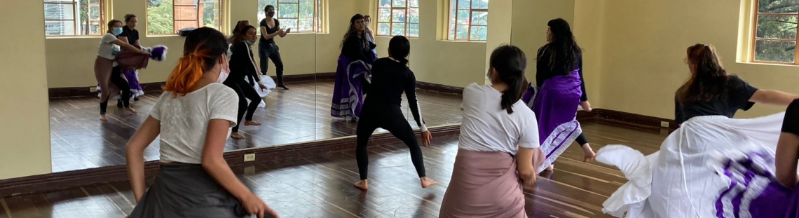 Mujeres bailando en la Casona de la Danza