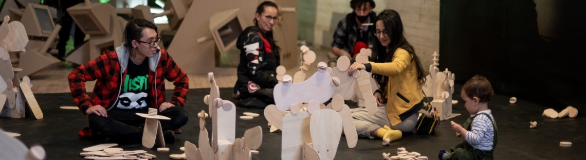 Personas participando en la exposición intervenida por las familias