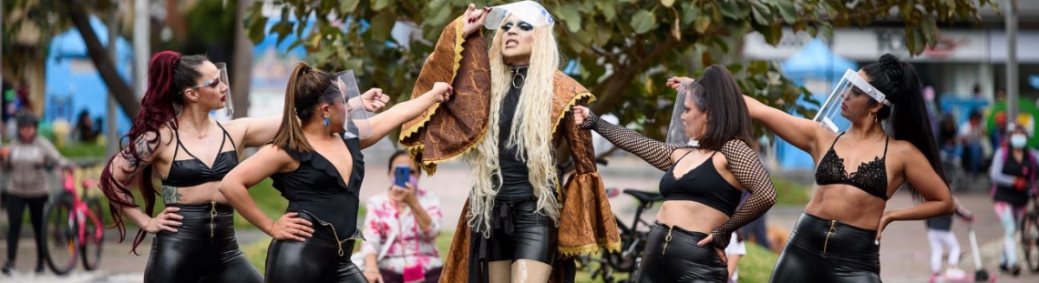 Presentación de Miss Lesley Wolf en el Parque de los Hippies