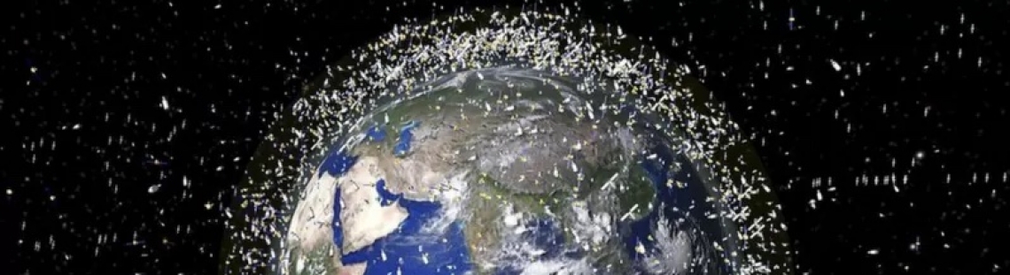 Imagen de la Tierra desde el espacio con muchos satélites y basura espacial orbitándola. 