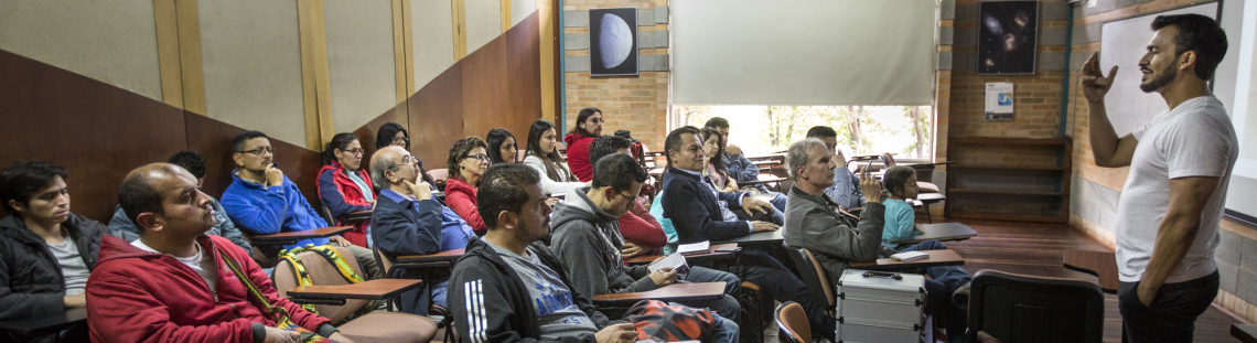 Personas atendiendo una conferencia.