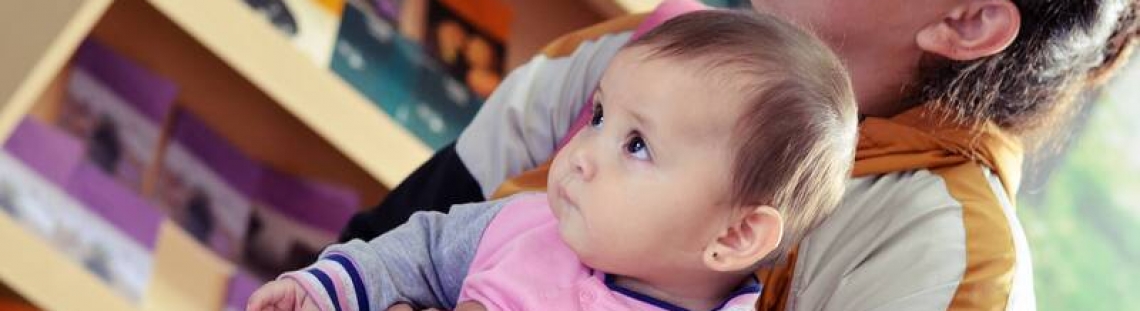 Mamá y bebé en biblioteca