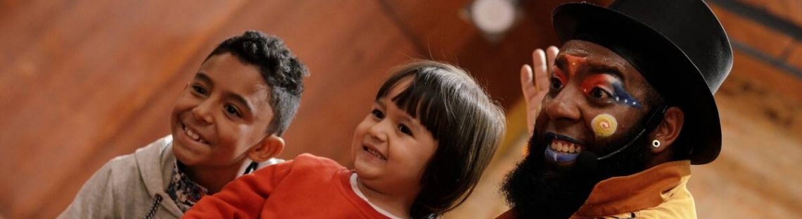 Artista y niños en escena