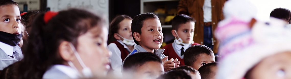 Niños en primera infancia disfrutando de presentación especial del Programa Nidos.