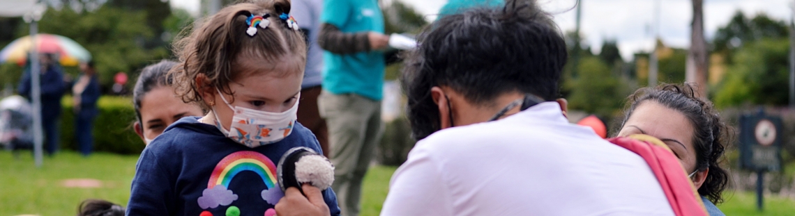 Artista del Programa Nidos jugando con una niña