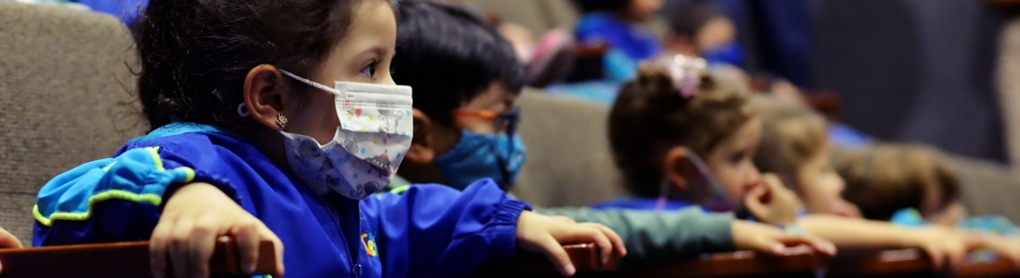 Niños en primera infancia viendo películas