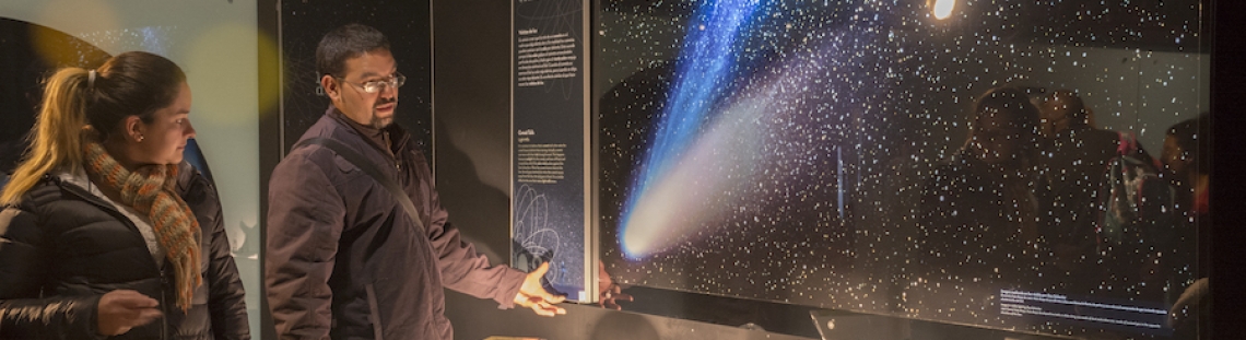 Personas en el Museo del Espacio del Planetario. 