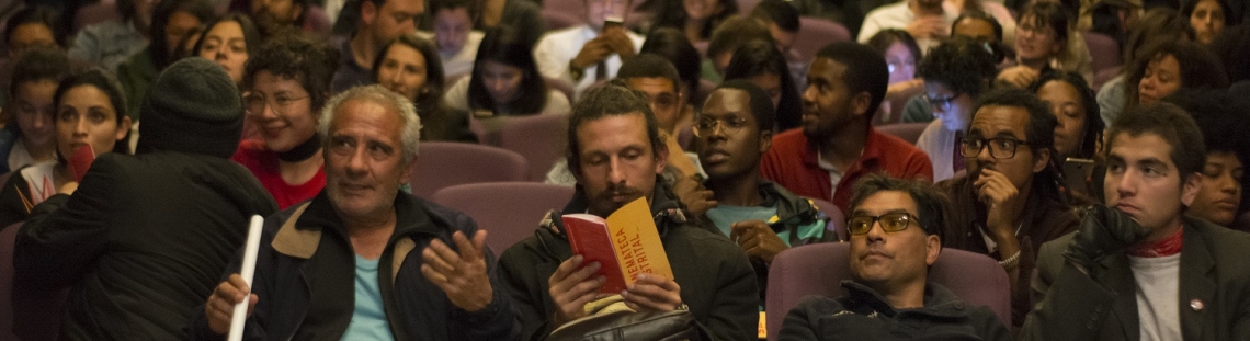 Personas participando en una actividad en la Cinemateca