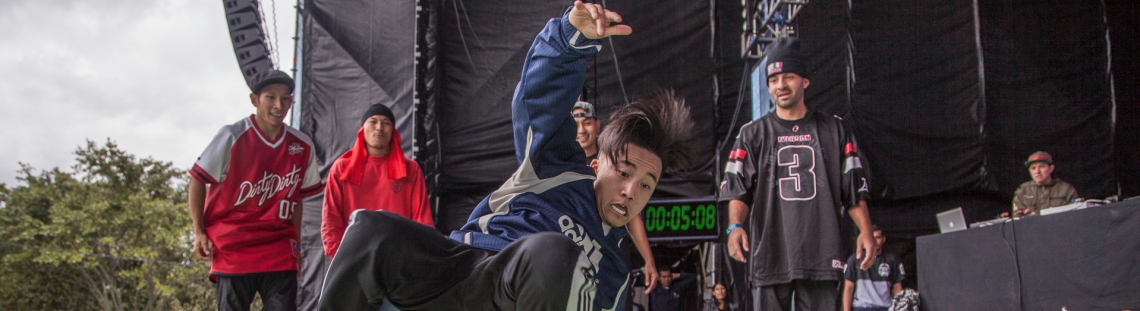 Bailarines de break dance en escena