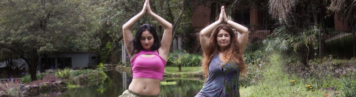 dos mujeres haciendo ejercicio al aire libre en la naturaleza
