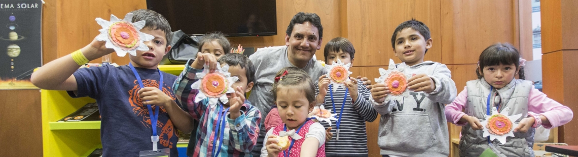 Niños participando en actividad lúdica