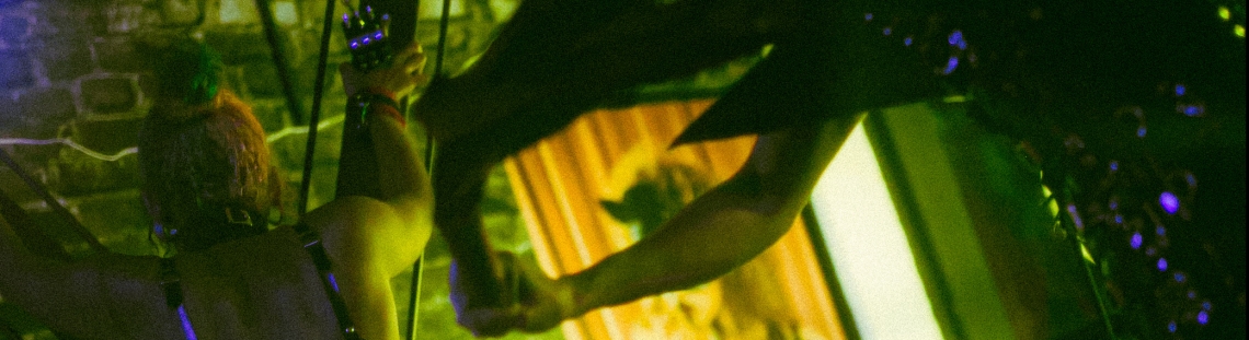 Mujer de espaldas con luz verde. 