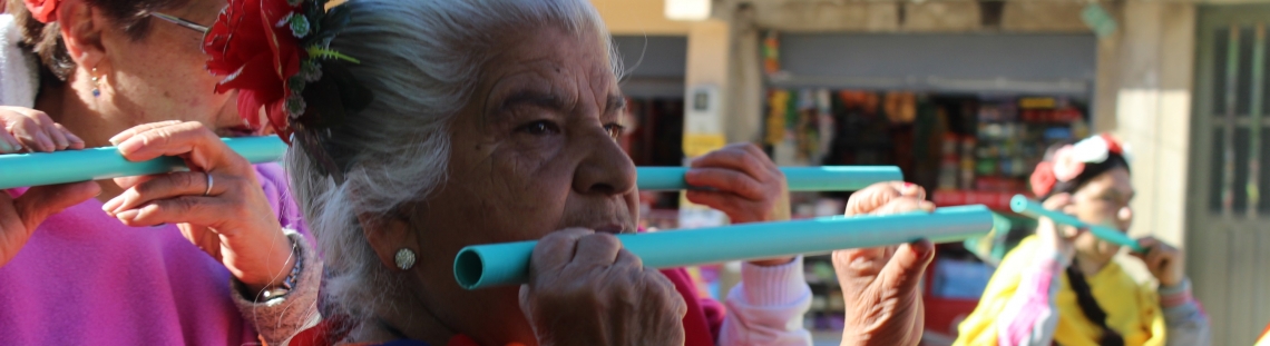 Mujer mayor con instrumento