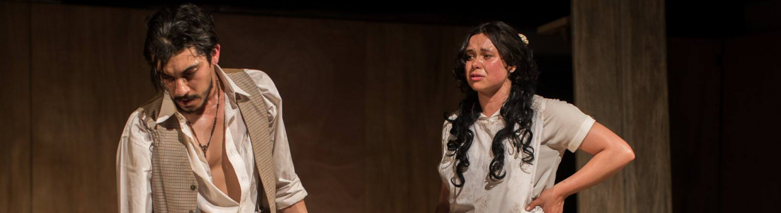 hombre y mujer hablando en escena