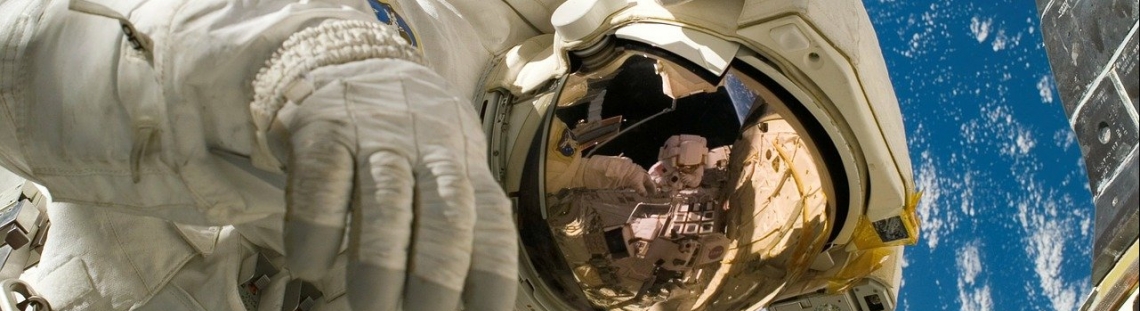 Astronauta en traje espacial con la Tierra de fondo. 