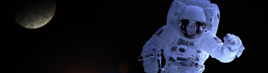 Cosmonauta flotando encima de la Tierra en el espacio. 