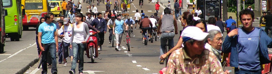 Personas caminando en una ciclovia en Bogotá