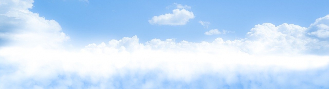 Nubes en cielo azul. 