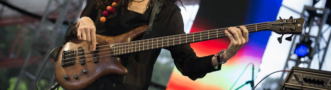 Mujer tocando guitarra durante un Jazz al Parque